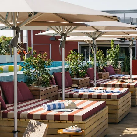 Отель The Social Hub 4*