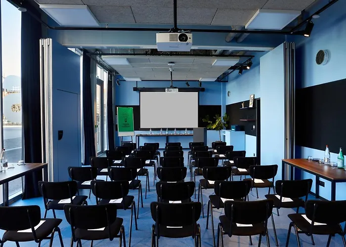 Отель The Social Hub 4*